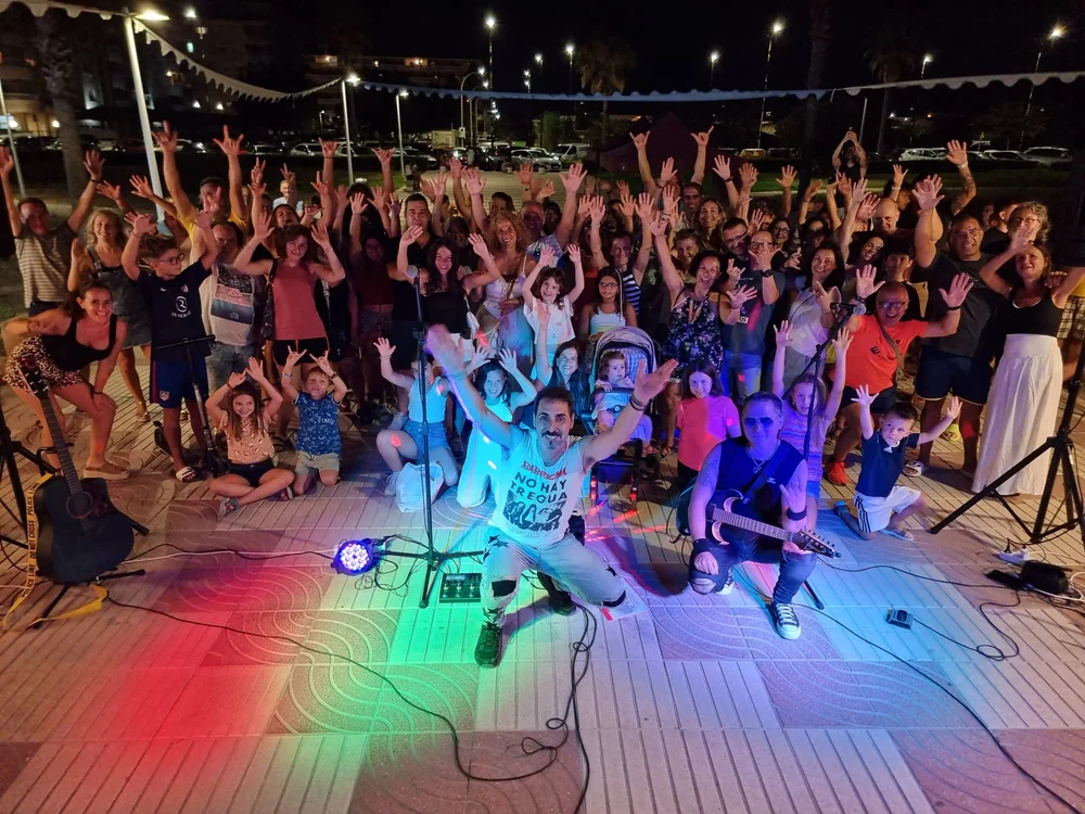 Feria Remember Años 80: el público con los brazos en alto en el concierto nocturno